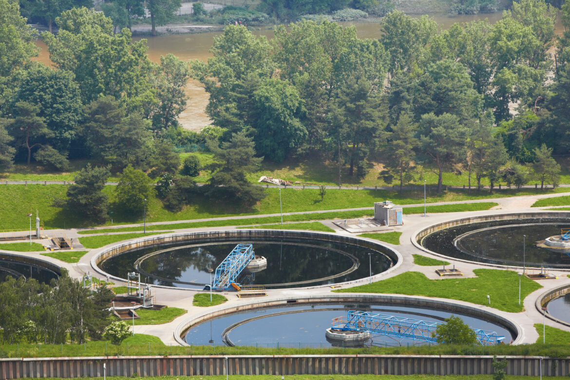 Oczyszczanie ścieków komunalnych – jak wygląda proces i co warto wiedzieć na temat gospodarki ściekowej?